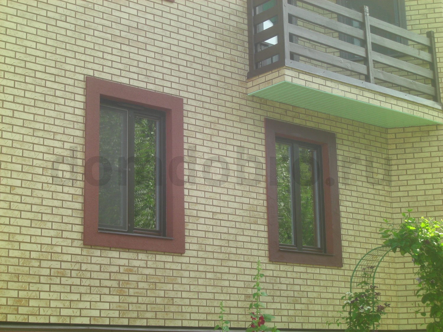 Фасад двухэтажного дома из клинкерной плитки